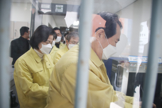 정세균 국무총리가 2일 신종 코로나바이러스 감염증(코로나19)이 집단으로 발생한 송파구 서울동부구치소를 방문해 추미애 법무부 장관 등과 함께 중앙통제실을 둘러본 후 나오고 있다.   사진=연합뉴스